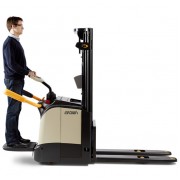 Crown ET Series Platform Stackers